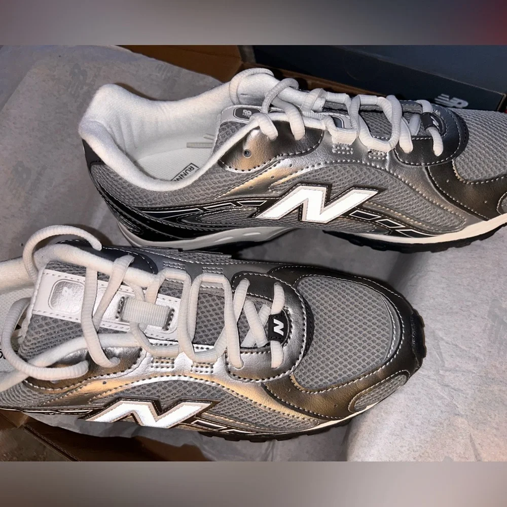 New Balance Unisex 2040L Silver and White Athletic Sneakers